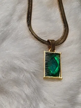 Collar con colgante de esmeralda rectangular