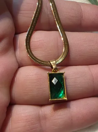 Collar con colgante de esmeralda rectangular