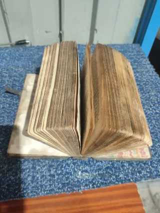 Libro en latín muy antiguo es del 1736