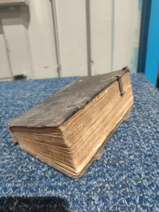 Libro en latín muy antiguo es del 1736