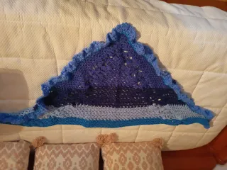 Chal crochet hecho a mano azul y morado