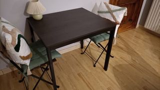 Mesa de madera extensible.