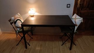 Mesa de madera extensible.