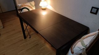 Mesa de madera extensible.