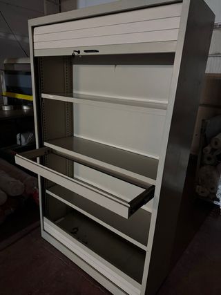 Armario metálico con persiana