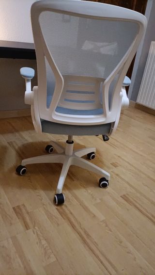 Silla de oficina ergonómica azul y blanca
