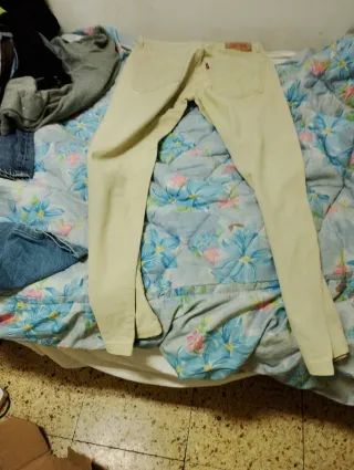 Pantalón Levi's Beige,talla L34,pero de Levi pués