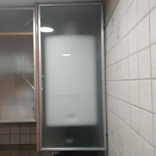 3 Puertas de cristal templado con bordes aluminio.