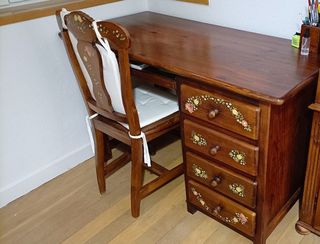 Escritorio de roble con cajones y silla