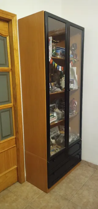 URGE Vitrina expositora madera y cristal