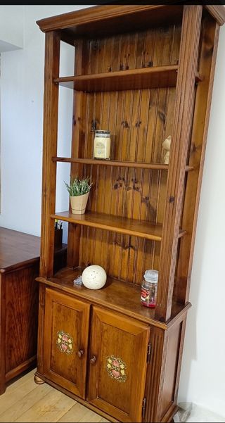 Estantería de roble con puertas