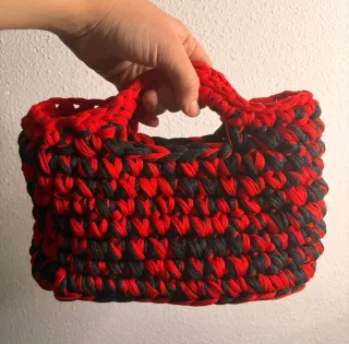 Bolso a mano rojo y negro crochet