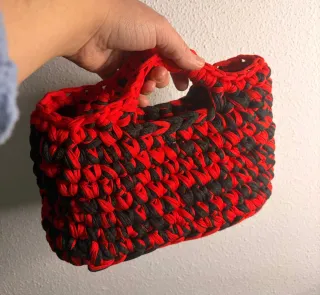 Bolso a mano rojo y negro crochet