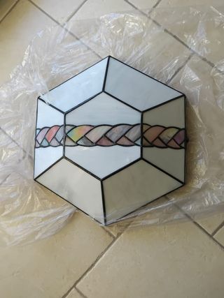 Plafoniera esagonale in vetro e ferro battuto.