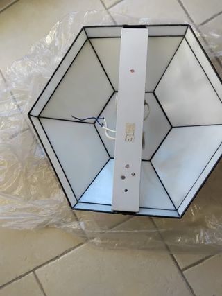 Plafoniera esagonale in vetro e ferro battuto.