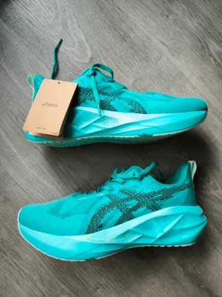 Asics Novablast 5 Talla 44 Nuevas