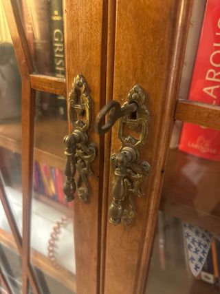 Librería estilo inglés con puertas de cristal