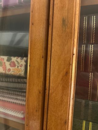 Librería estilo inglés con puertas de cristal