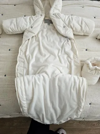 Buzo de bebé acolchado nuevo