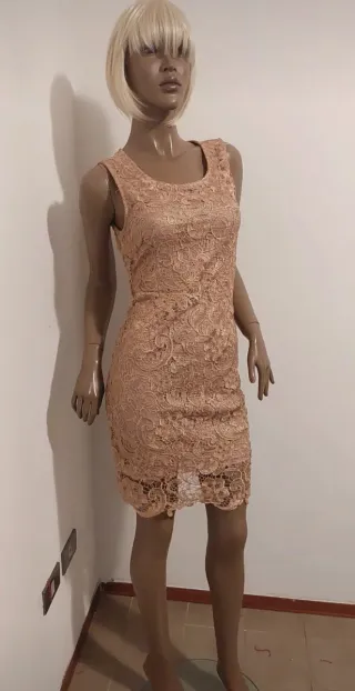 Vestito in pizzo con scollatura sulla schiena