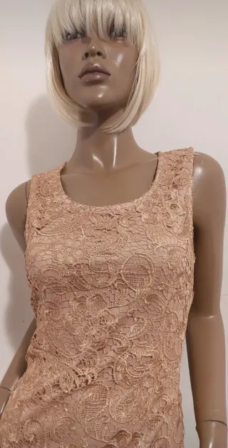 Vestito in pizzo con scollatura sulla schiena