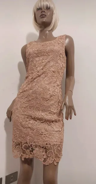 Vestito in pizzo con scollatura sulla schiena