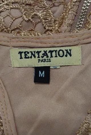 Vestito in pizzo con scollatura sulla schiena