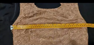 Vestito in pizzo con scollatura sulla schiena