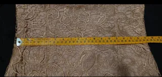 Vestito in pizzo con scollatura sulla schiena