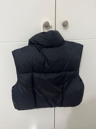 Chaleco Bershka negro corto acolchado
