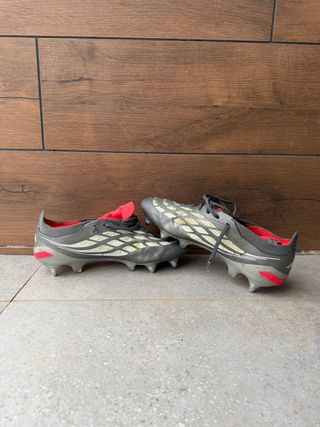 Scarpe da calcio Adidas Predator grigie e rosse