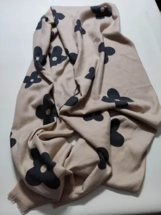 Sciarpa scialle beige con fiori neri
