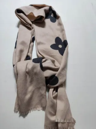 Sciarpa scialle beige con fiori neri