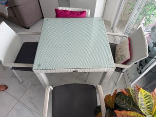 Mesa y 4 Sillas de Ratán con Cristal