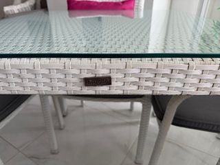 Mesa y 4 Sillas de Ratán con Cristal