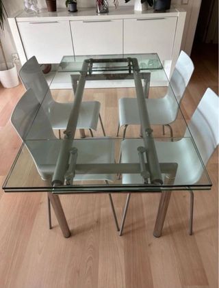 Mesa de comedor cristal y 4 sillas blancas