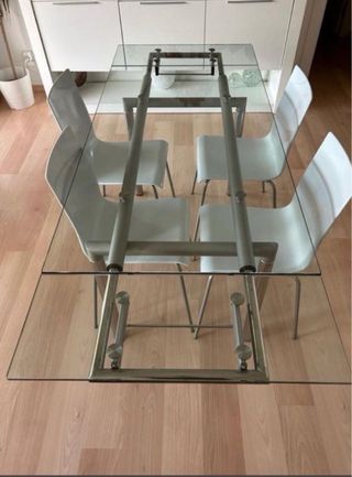 Mesa de comedor cristal y 4 sillas blancas