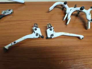 Herraduras de freno y manetas GAC Akimoto