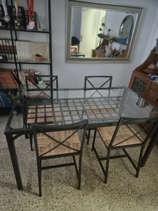 Mesa de comedor + 4 sillas  Ikea