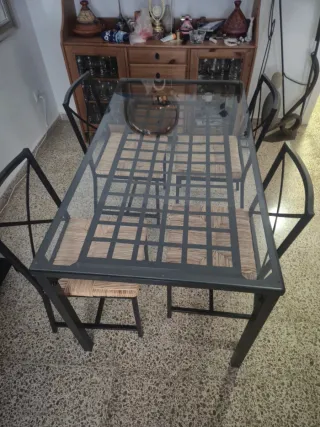 Mesa de comedor + 4 sillas  Ikea