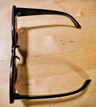 Occhiali da sole neri e marroni