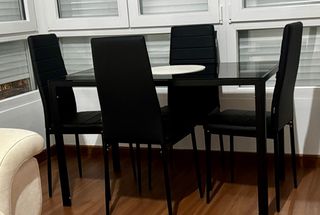 Mesa Comedor Cristal con 4 Sillas Negras