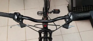 Bicicleta de Montaña Negra y Roja