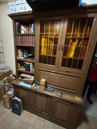 Librería antigua de madera y cristal