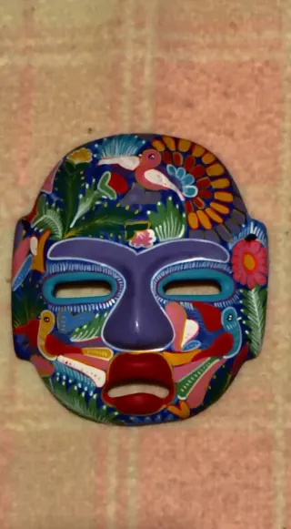 Maschera artigianale colorata con uccelli