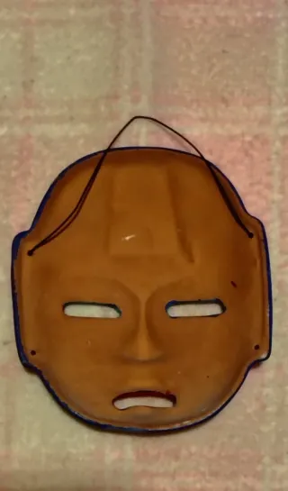 Maschera artigianale colorata con uccelli