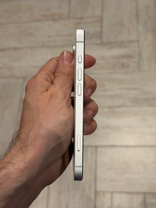 iPhone 16e blanco recién abierto a estrenar