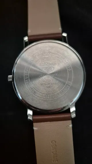 Reloj Casio Esfera Plateada Correa Marrón