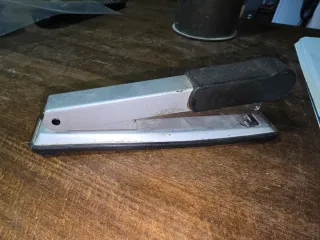 Grapadora de oficina plateada