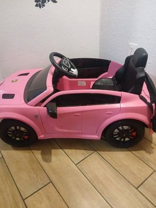 Coche de juguete rosa para niña